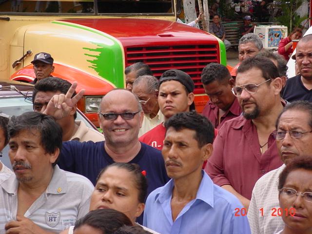 Norman Espinoza, del sector transporte selectivo, hace la V de la victoria en manifestacion anti Eulogio